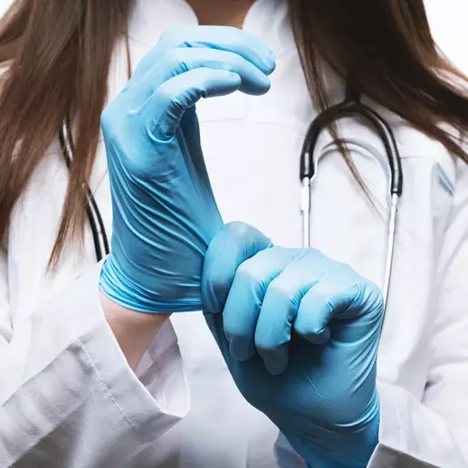 врач одевает перчатки для взятия анализов крови
